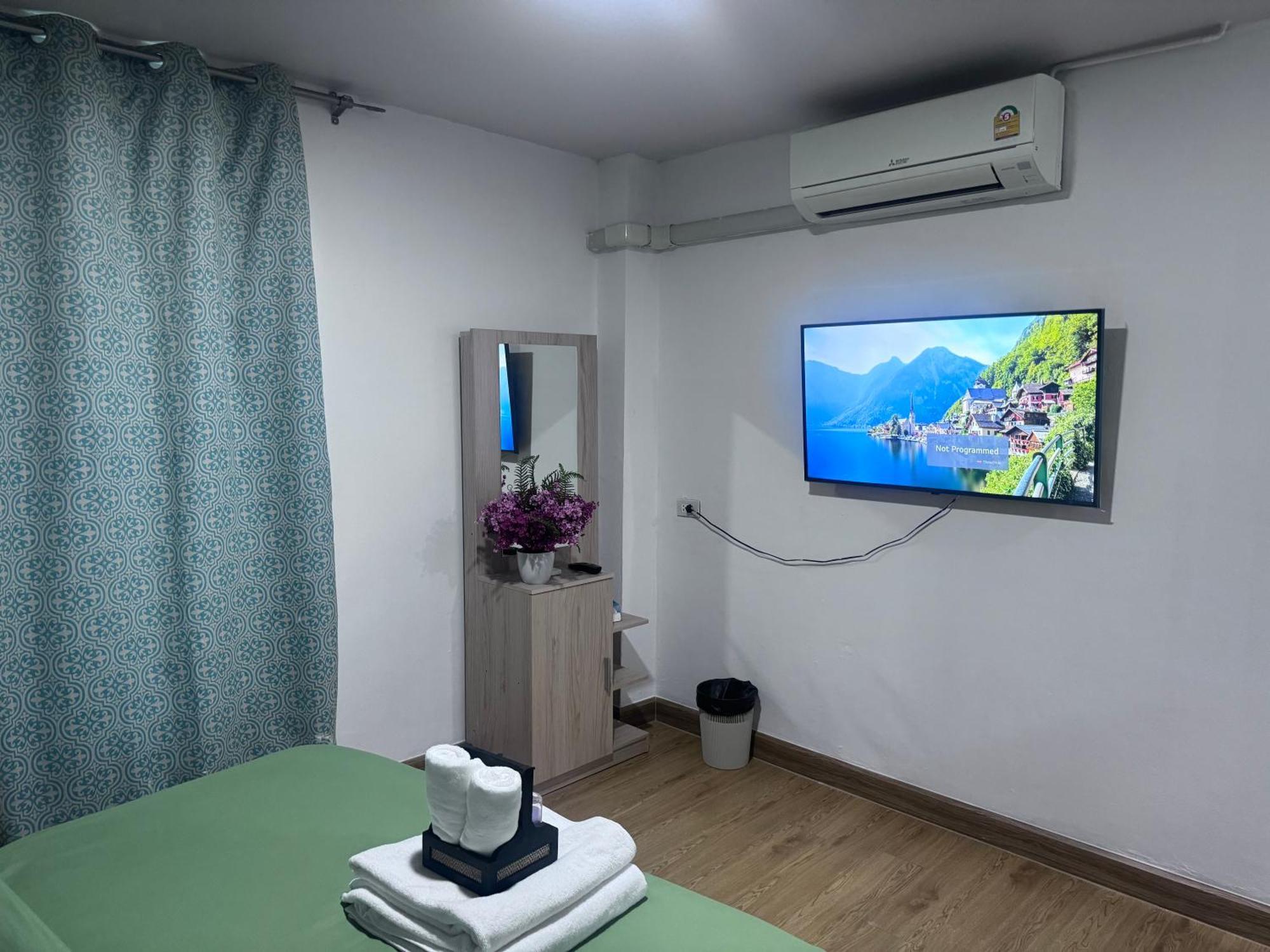 Bud Brew Beyond Dispensary And Hotel Bangkok Ngoại thất bức ảnh