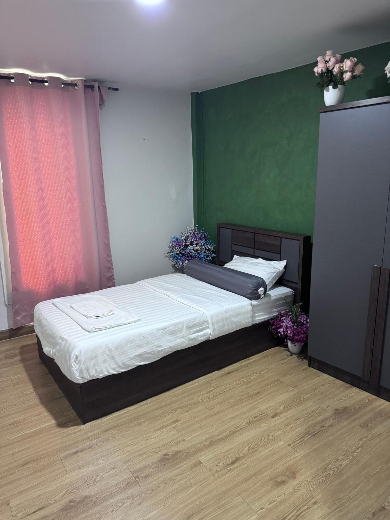 Bud Brew Beyond Dispensary And Hotel Bangkok Ngoại thất bức ảnh