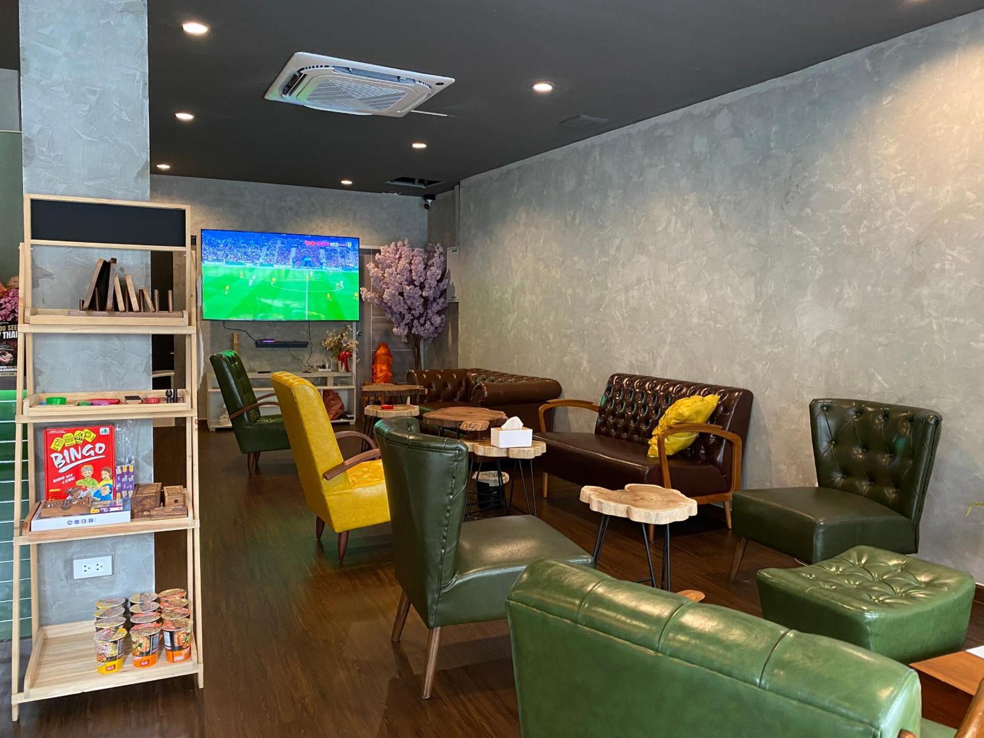 Bud Brew Beyond Dispensary And Hotel Bangkok Ngoại thất bức ảnh