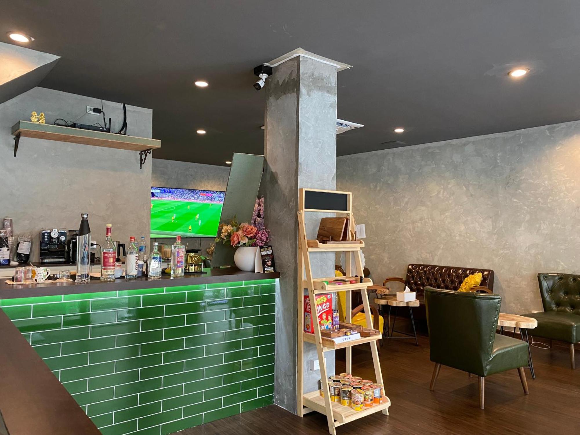 Bud Brew Beyond Dispensary And Hotel Bangkok Ngoại thất bức ảnh