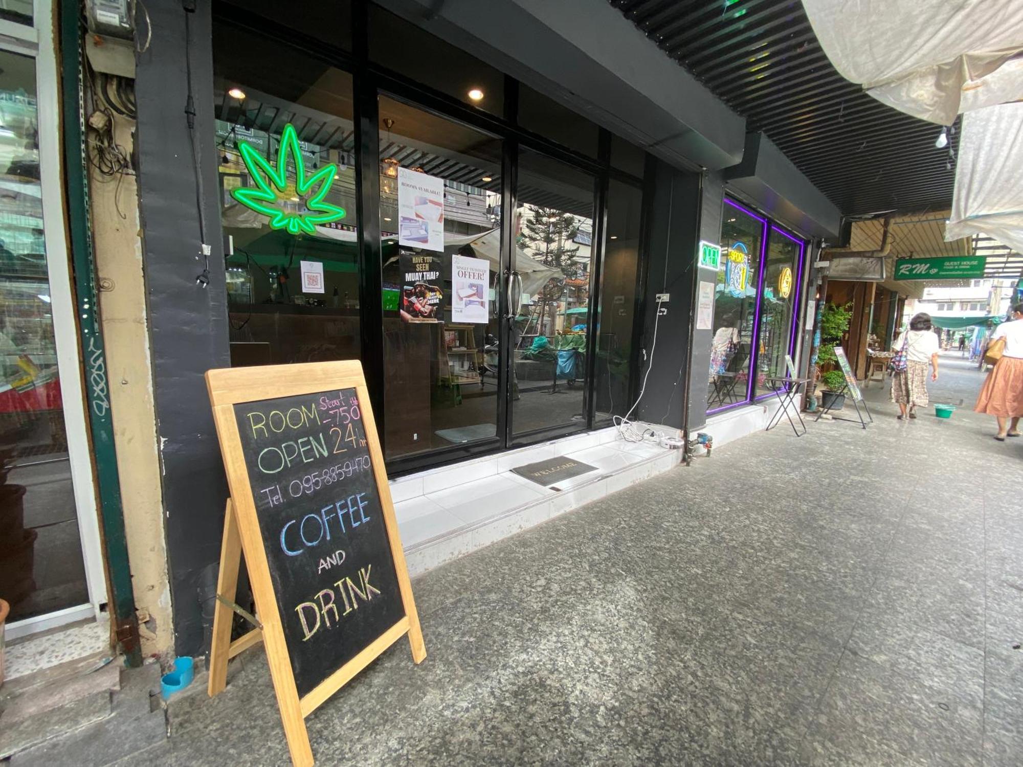 Bud Brew Beyond Dispensary And Hotel Bangkok Ngoại thất bức ảnh