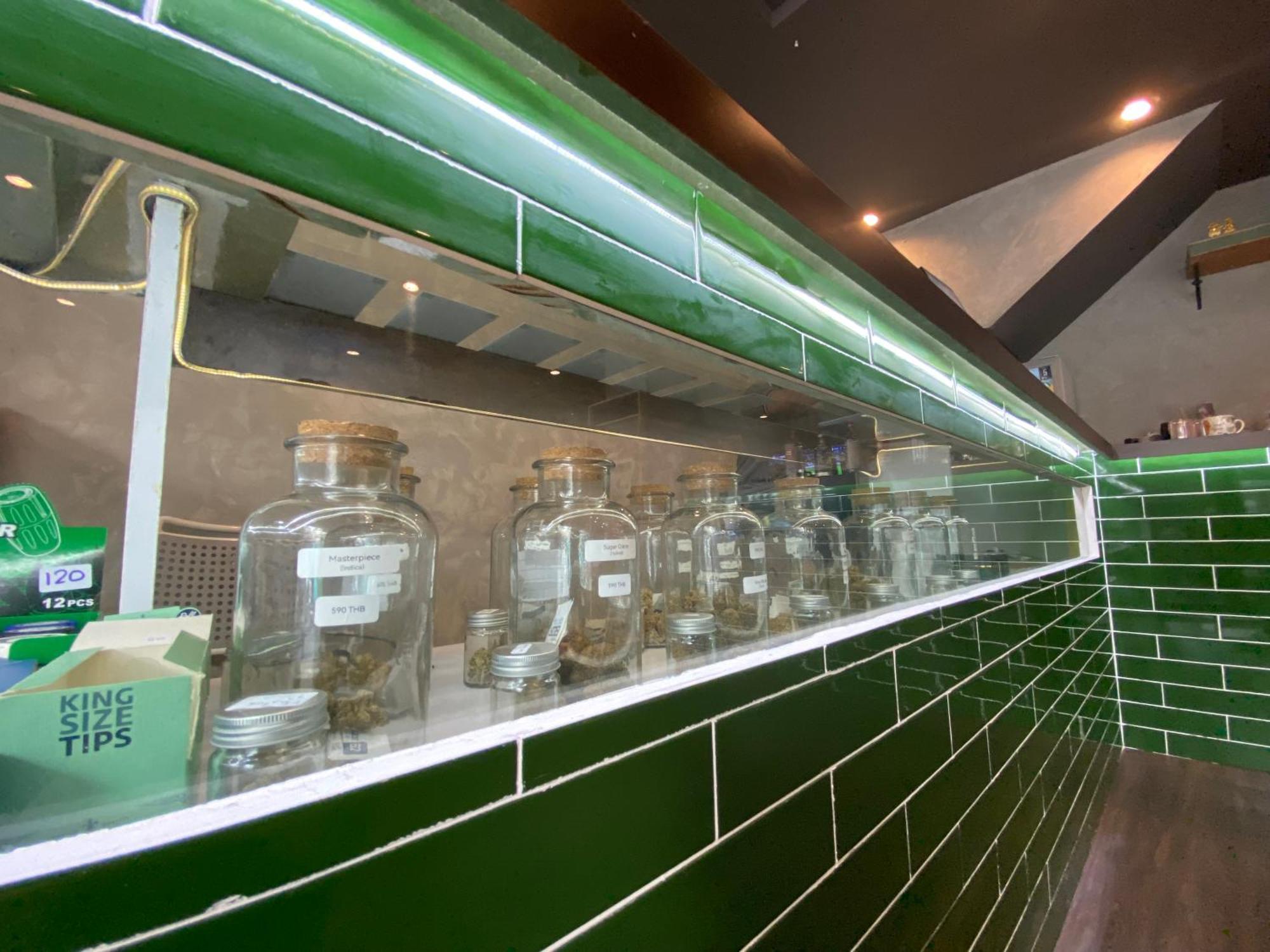 Bud Brew Beyond Dispensary And Hotel Bangkok Ngoại thất bức ảnh