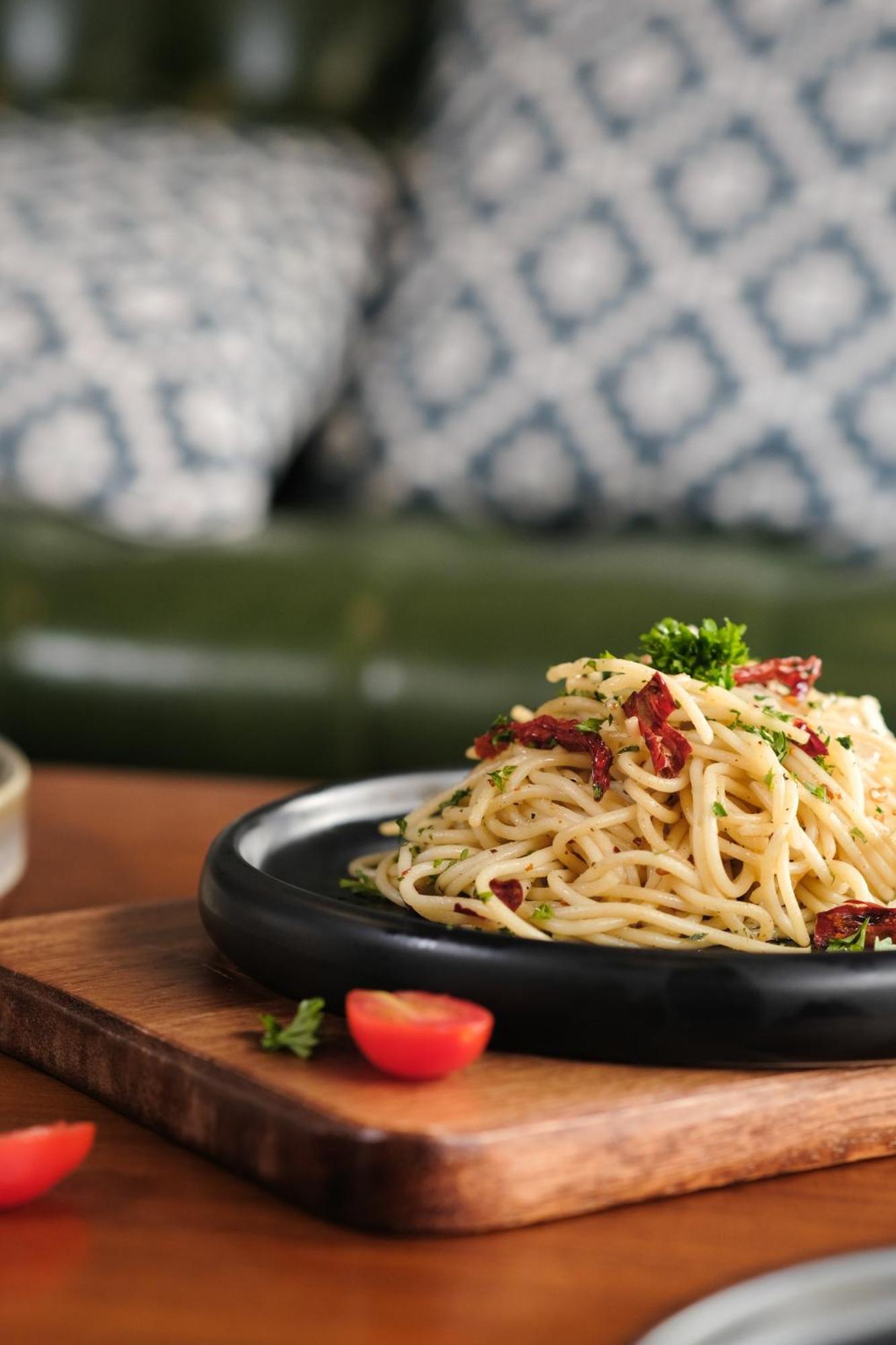 Bud Brew Beyond Dispensary And Hotel Bangkok Ngoại thất bức ảnh