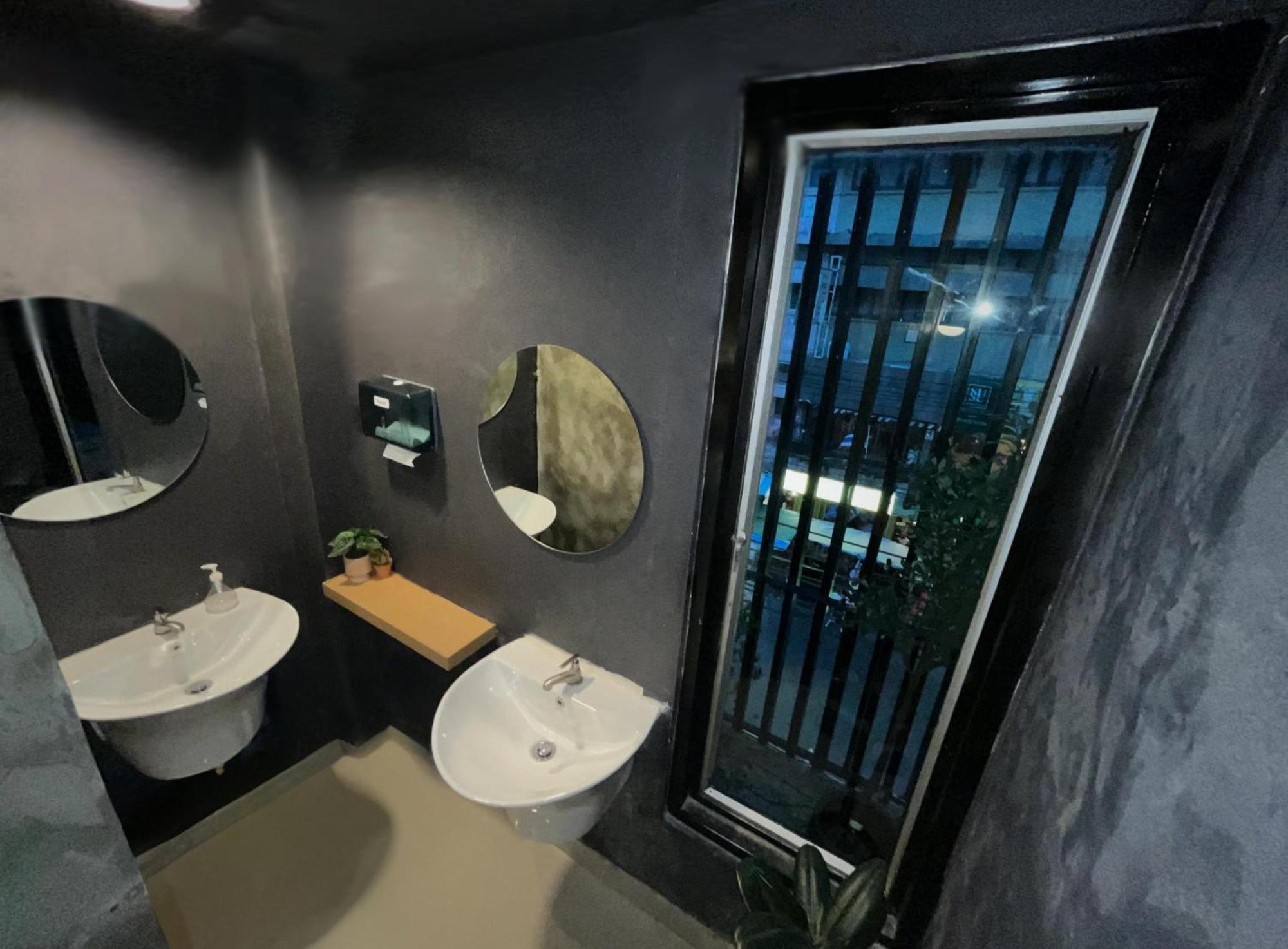 Bud Brew Beyond Dispensary And Hotel Bangkok Ngoại thất bức ảnh