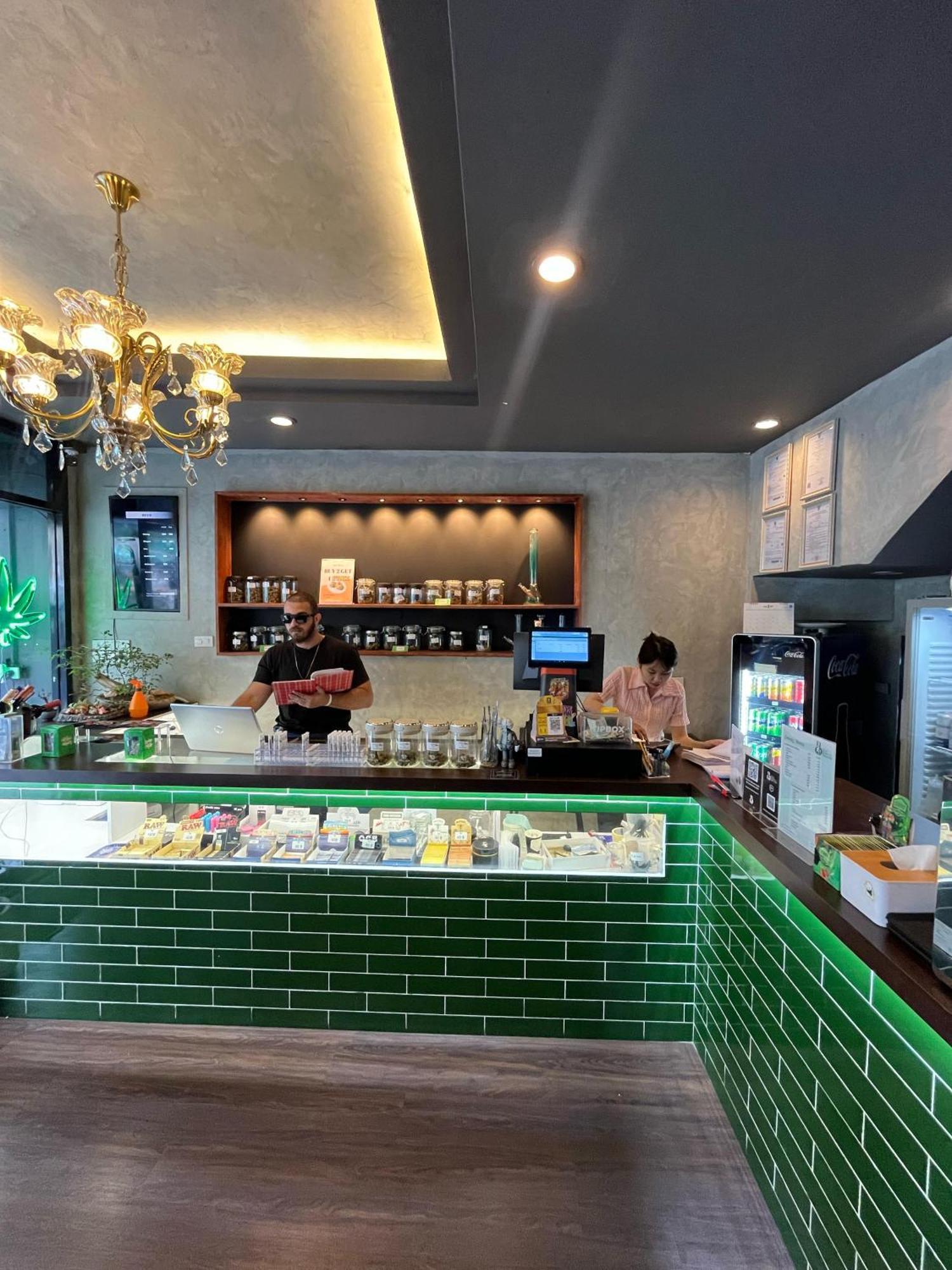 Bud Brew Beyond Dispensary And Hotel Bangkok Ngoại thất bức ảnh