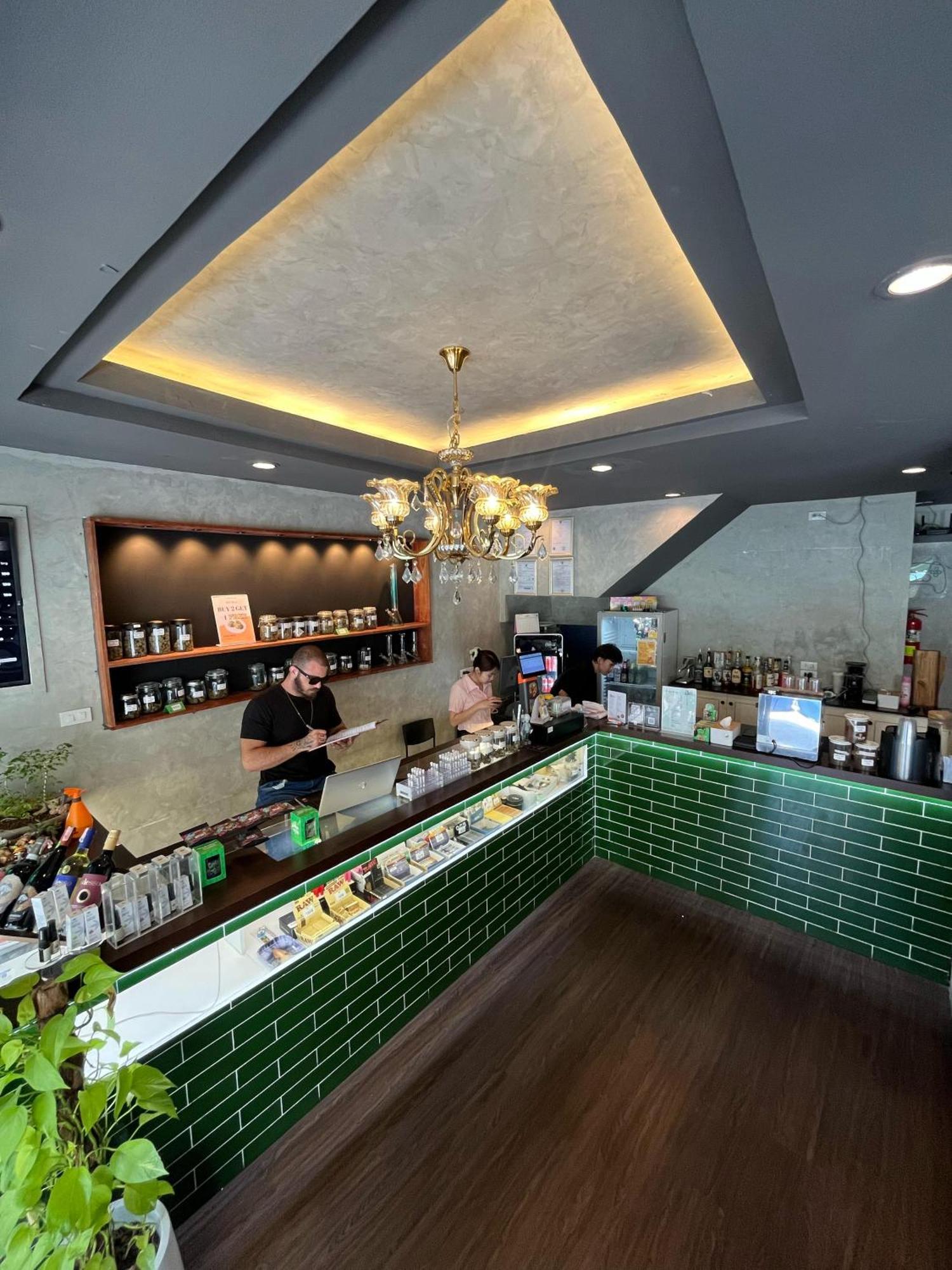 Bud Brew Beyond Dispensary And Hotel Bangkok Ngoại thất bức ảnh