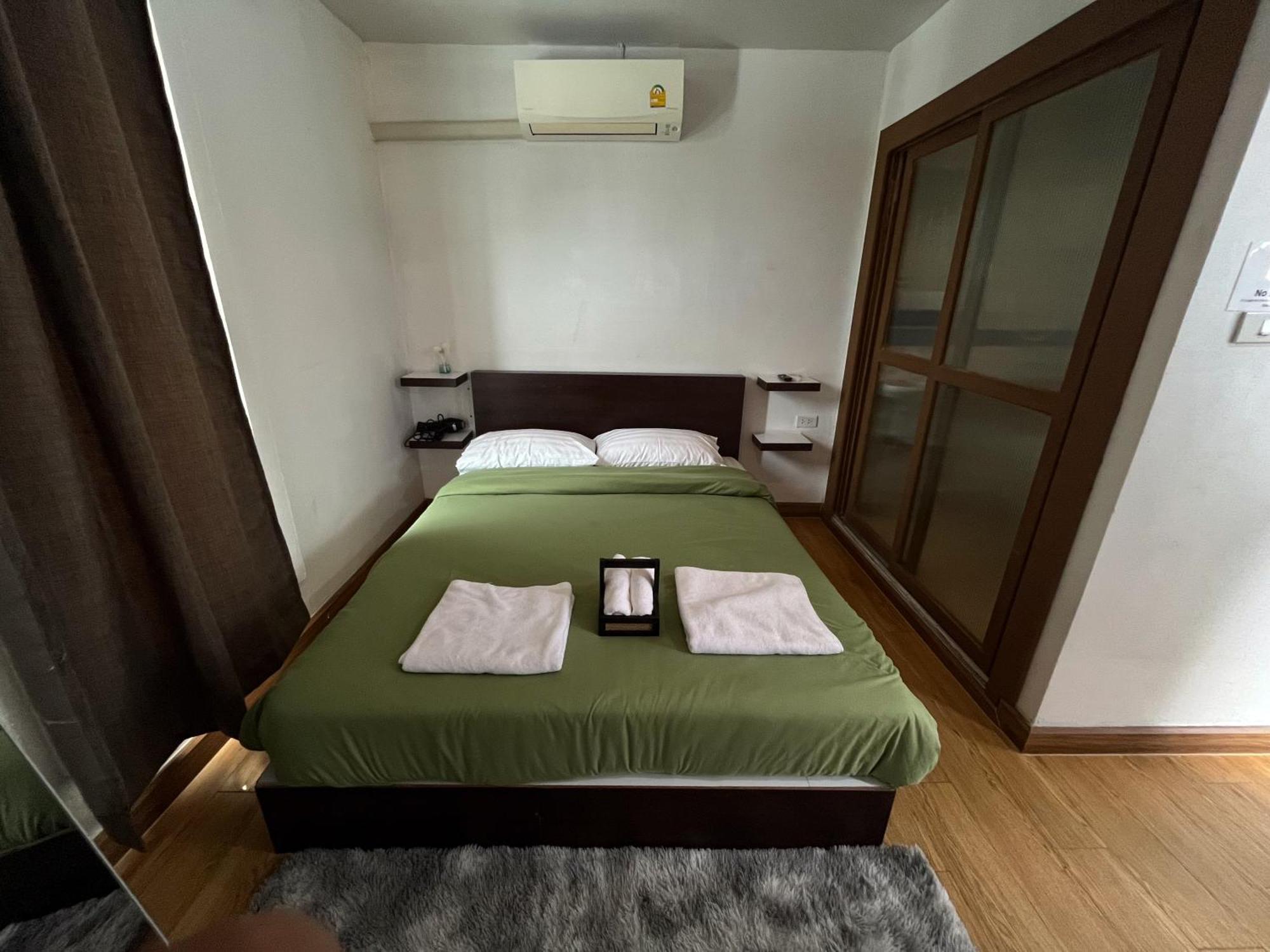 Bud Brew Beyond Dispensary And Hotel Bangkok Ngoại thất bức ảnh
